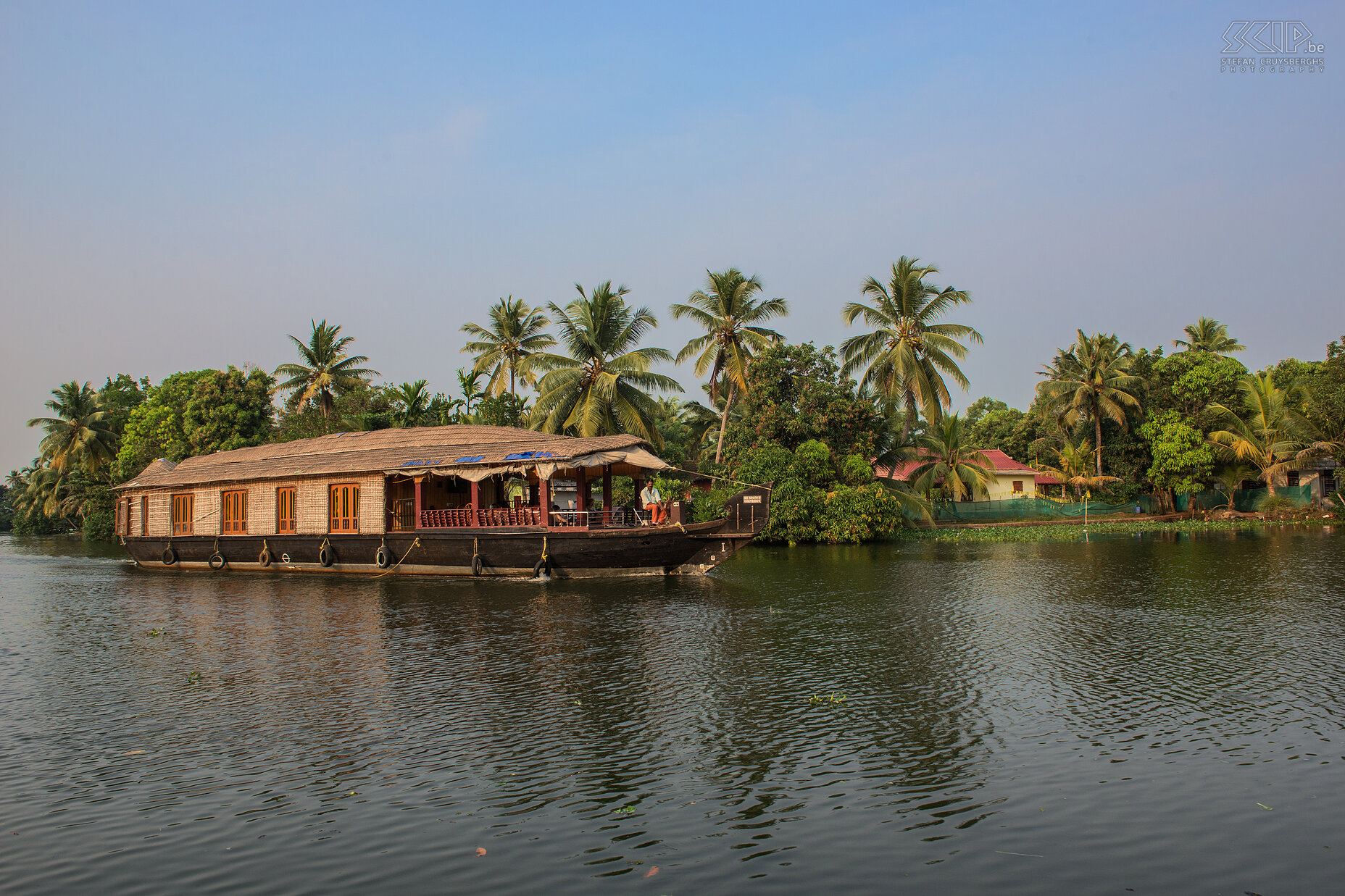 Backwaters Kerala - Houseboat De toeristische woonboten lijken op de traditionele Kettuvallams die werden gebruikt om de rijst en granen te vervoeren naar de havens. Stefan Cruysberghs